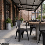 Sorte Vantaggio Poly bistrostole ved et træbord udendørs fra hjh OFFICE (AI-genereret billede)