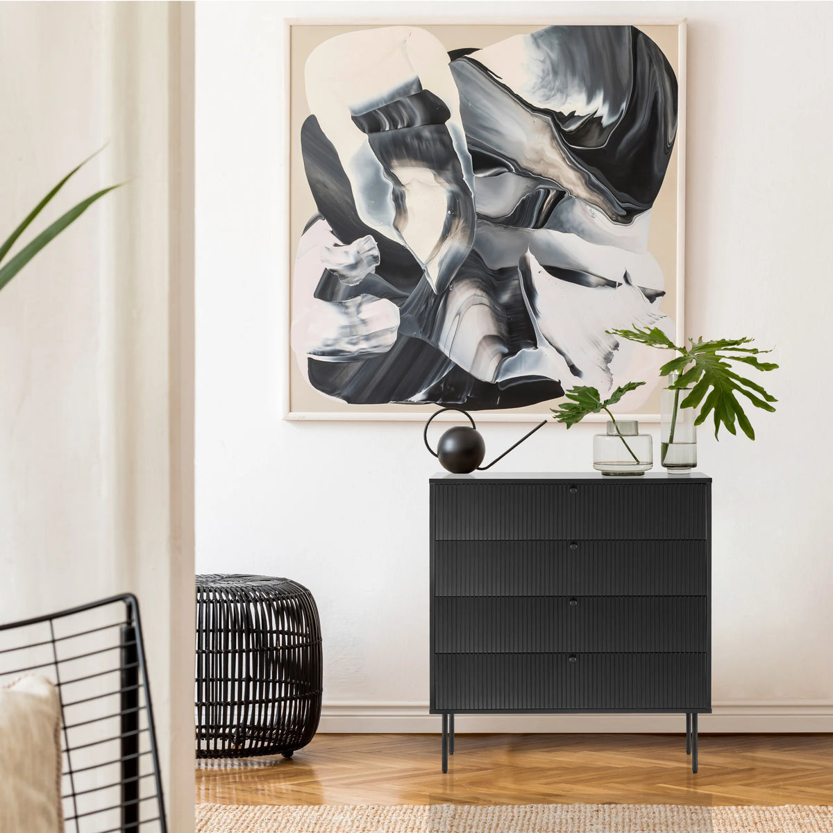 Sort Kommode KARBY K med tre skuffer og rillet frontoverflade fra hjh LIVING