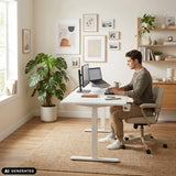 Elektrisk højdejusterbart skrivebord Worktime i hvid med skærm og bærbar computer fra hjh OFFICE (AI-genereret billede)