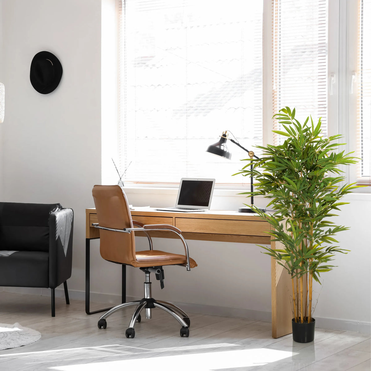 Grøn Kunstige plante BAMBUS II i en sort potte på et hjemmekontor fra hjh OFFICE