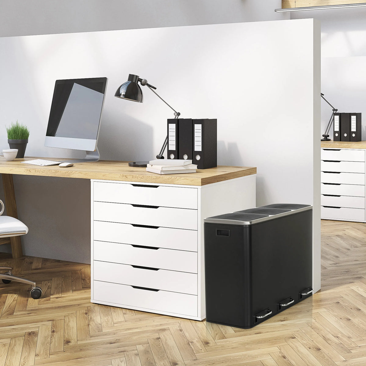 Sort Papirkurv Clean 9 med to rum ved siden af et skrivebord fra hjh OFFICE