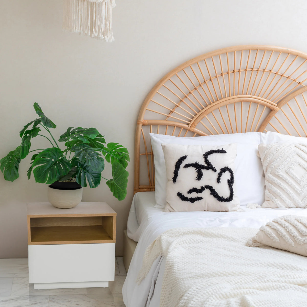 Hvidt sidebord MELMO med åben hylde i egetræslook ved siden af en seng fra hjh LIVING