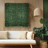 Grüne Pflanzenmatte LEAFLUXE 1 als quadratisches Wandelement über einem hellen Sofa von hjh LIVING