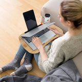 Brun underlag til bærbar computer COMFILAP I i træ fra hjh OFFICE med en bærbar computer i brug