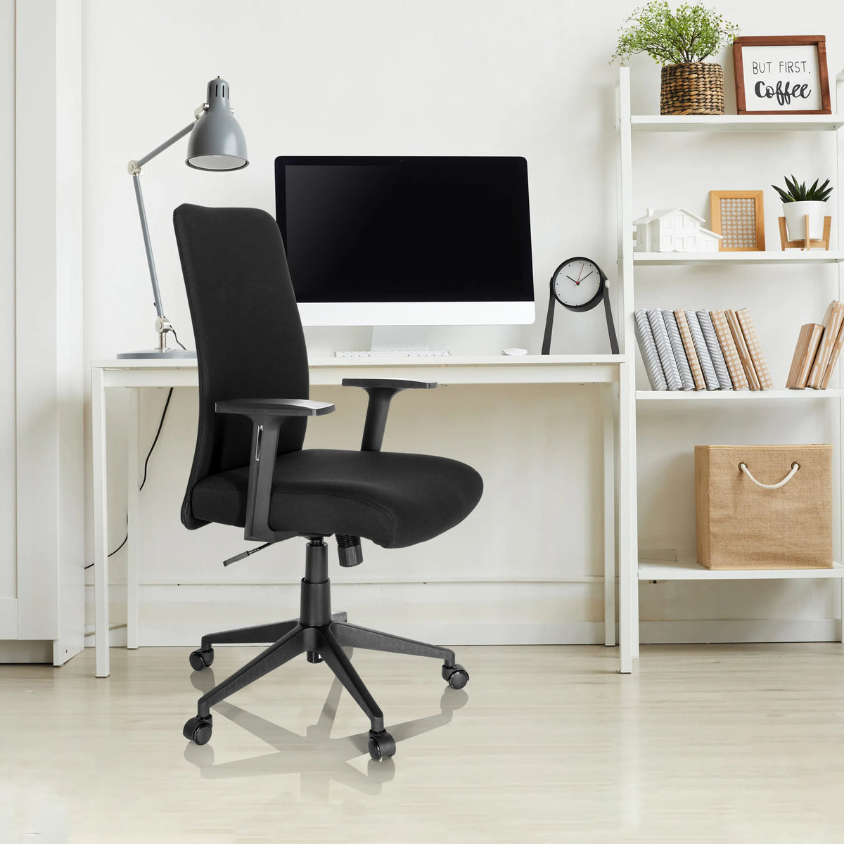 Sort Home Office kontorstol COSIO I med armlæn og hjul ved et hvidt skrivebord fra hjh OFFICE
