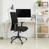 Sort Home Office kontorstol COSIO I med armlæn og hjul ved et hvidt skrivebord fra hjh OFFICE