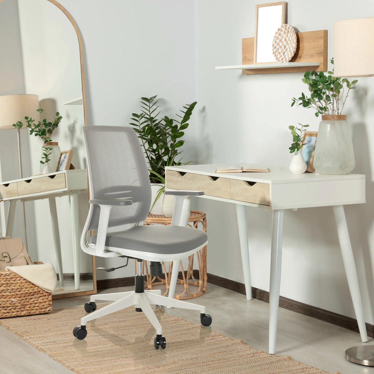Grå Home Office kontorstol PROFONDO ECO W med armlæn og hjul i et lyst lokale fra hjh OFFICE