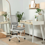 Grå Home Office kontorstol PROFONDO ECO W med armlæn og hjul i et lyst lokale fra hjh OFFICE