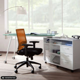 Professionel kontorstol PORTO BASE i sort og orange med armlæn og hjul fra hjh OFFICE (AI-genereret billede)