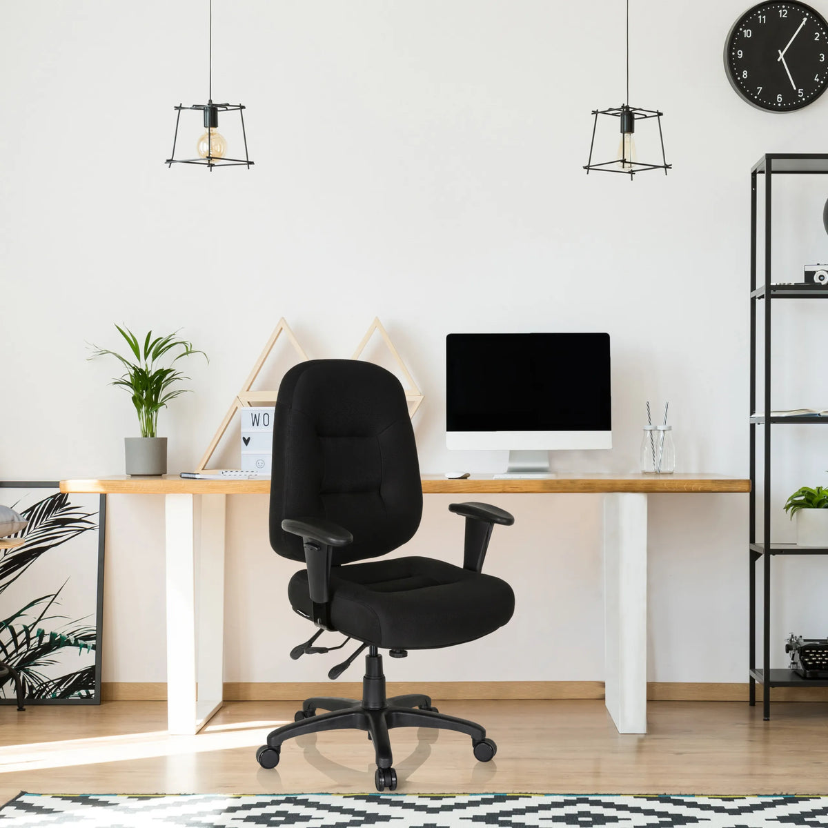 Sort Professionel kontorstol ZENIT XXL med armlæn og hjul ved et skrivebord fra hjh OFFICE