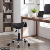 Sadelstol Sattix i sort med forkromet stjernefod og hjul fra hjh OFFICE (AI-genereret billede)