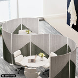 Grå Flexmiut Wave skillevægge til visuel og akustisk afskærmning med geometrisk mønster fra hjh OFFICE (AI-genereret billede)