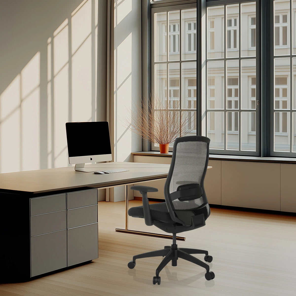 Sort Professionel kontorstol COLORE med netryglæn og armlæn fra hjh OFFICE
