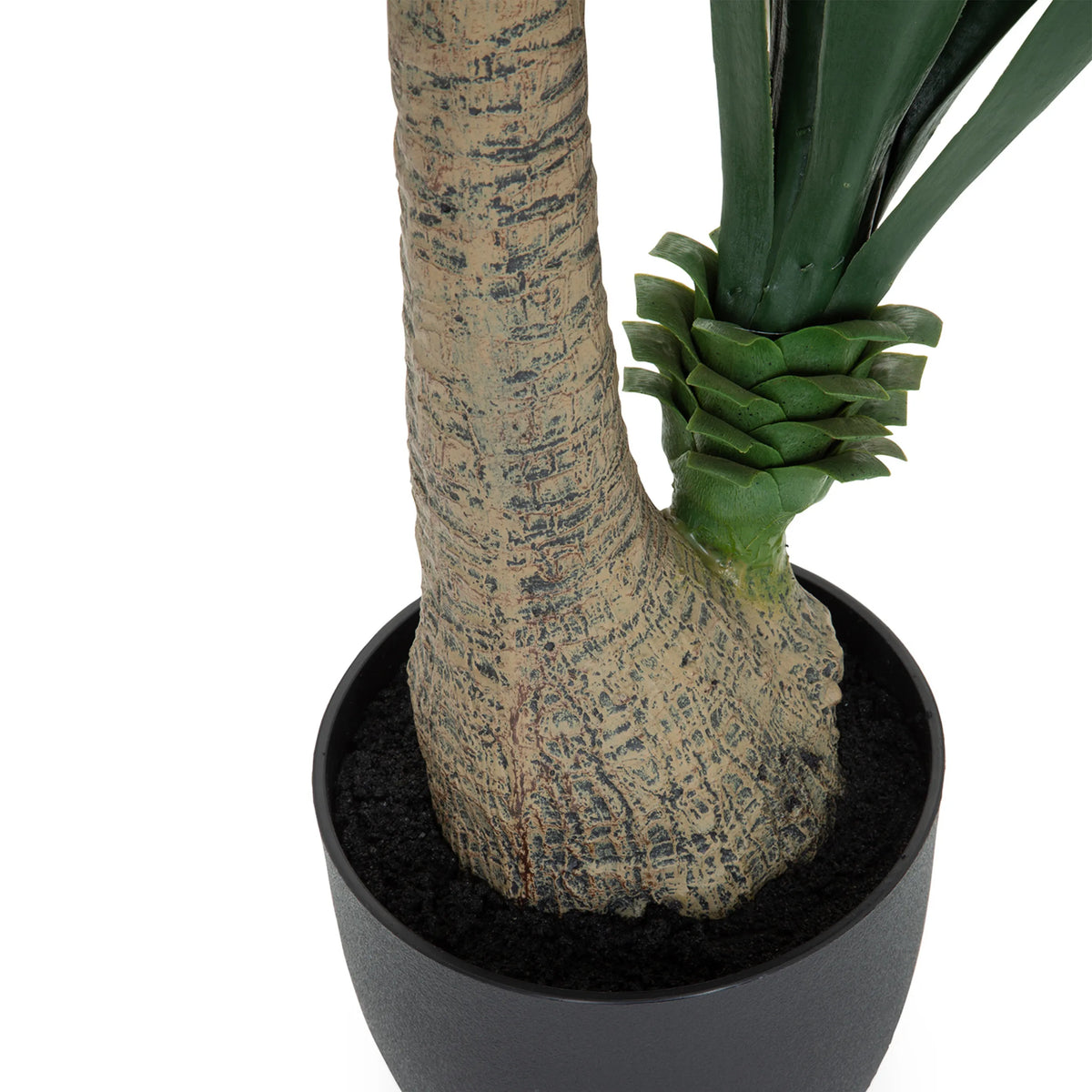Stamme og base på den kunstige plante YUCCA i en sort overpotte fra hjh OFFICE