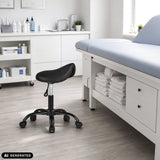 Sort Sattix sadelstol med fem hjul i et behandlingsrum fra hjh OFFICE (AI-genereret billede)