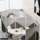 Grå Flexmiut Wave skillevægge til visuel og akustisk afskærmning med geometrisk mønster fra hjh OFFICE (AI-genereret billede)