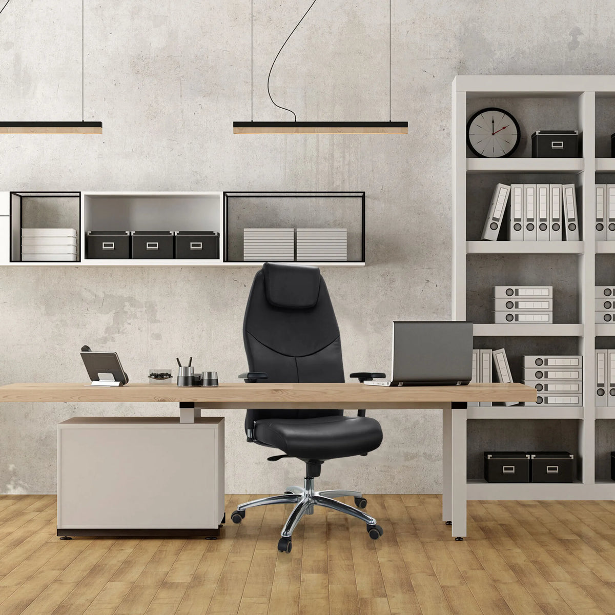 Profi-Chefsessel FERRARA in Schwarz mit Kopfstütze und Armlehnen an einem Schreibtisch im Büro von hjh OFFICE