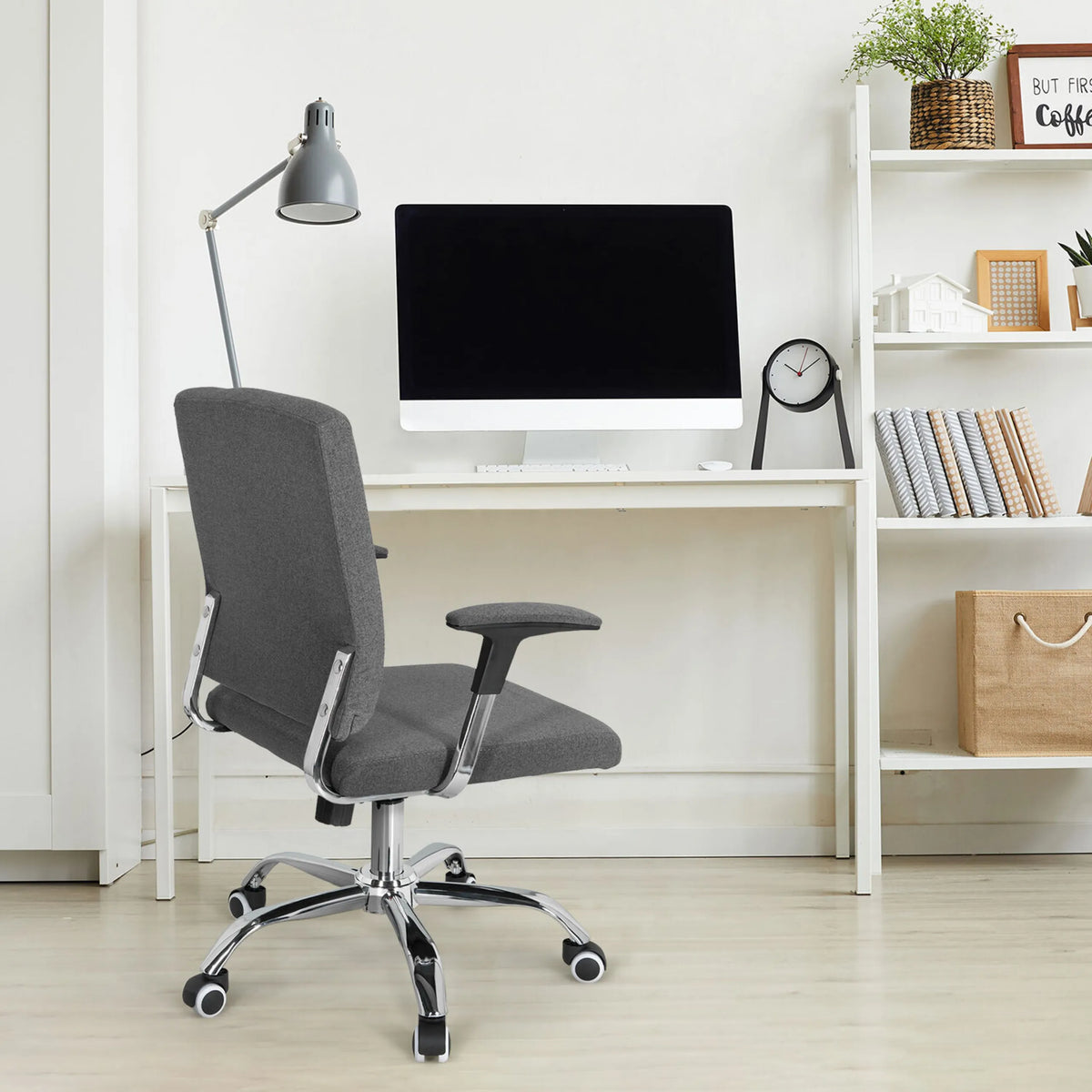 Home Office chefstol CHARLES I i mørkegrå med forkromet fodkryds og armlæn foran et skrivebord fra hjh OFFICE