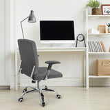 Home Office chefstol CHARLES I i mørkegrå med forkromet fodkryds og armlæn foran et skrivebord fra hjh OFFICE