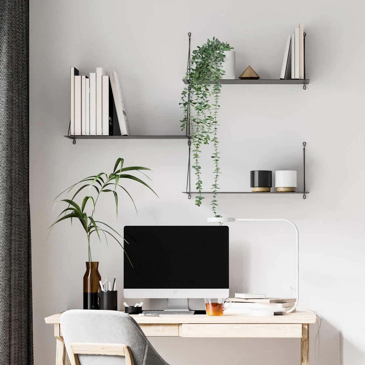 Grøn Kunstige plante EUCALYPTUS CLIMB i en brun vase på et skrivebord fra hjh OFFICE