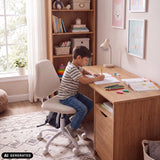 Beige Lumikid drejestol til børn ved et skrivebord fra hjh OFFICE (AI-genereret billede)