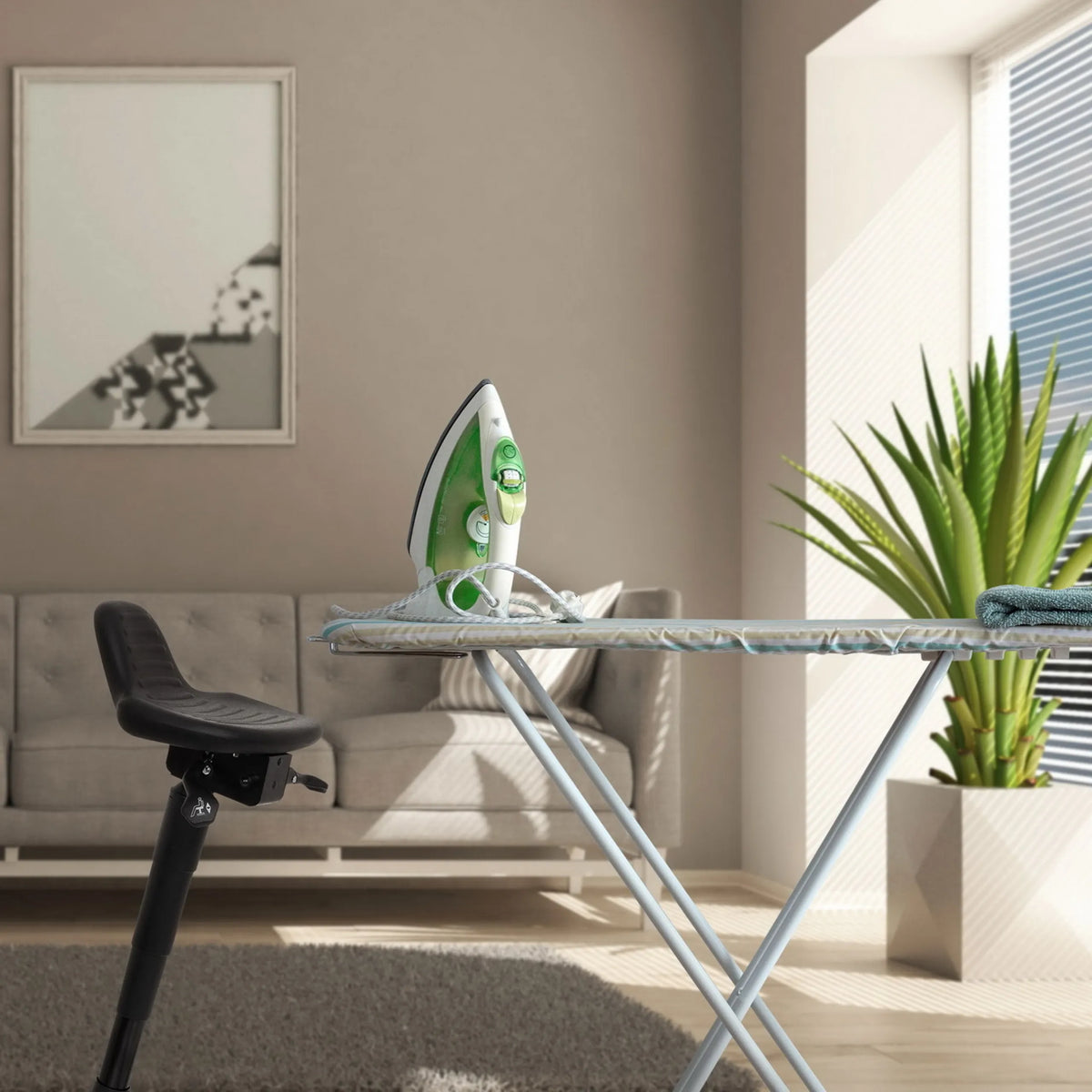 Sort ståstøtte TOP WORK 34 ved siden af et strygebræt i et lyst rum fra hjh OFFICE