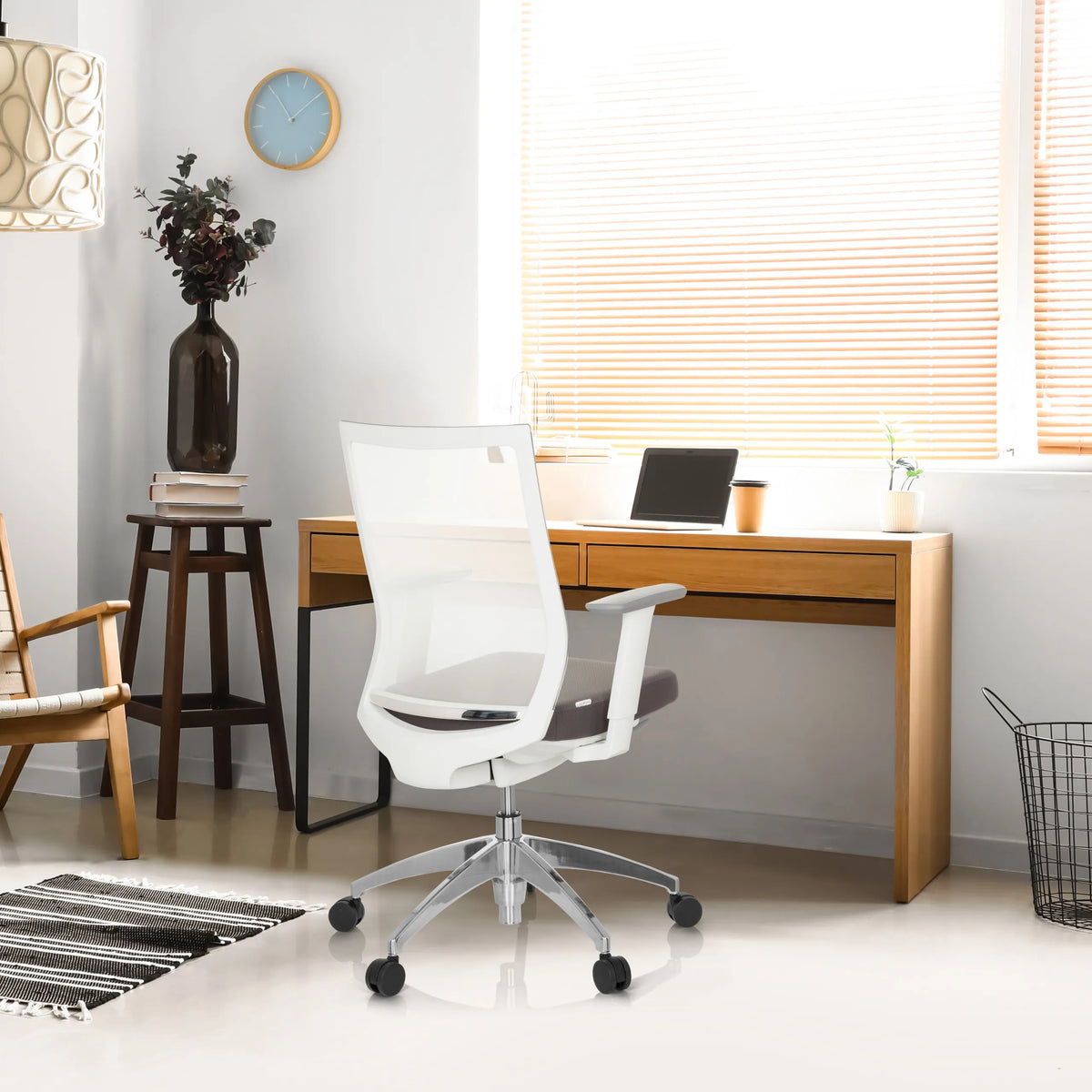 Professionel kontorstol ASPEN WHITE i grå og hvid med netryglæn og armlæn ved et skrivebord fra hjh OFFICE