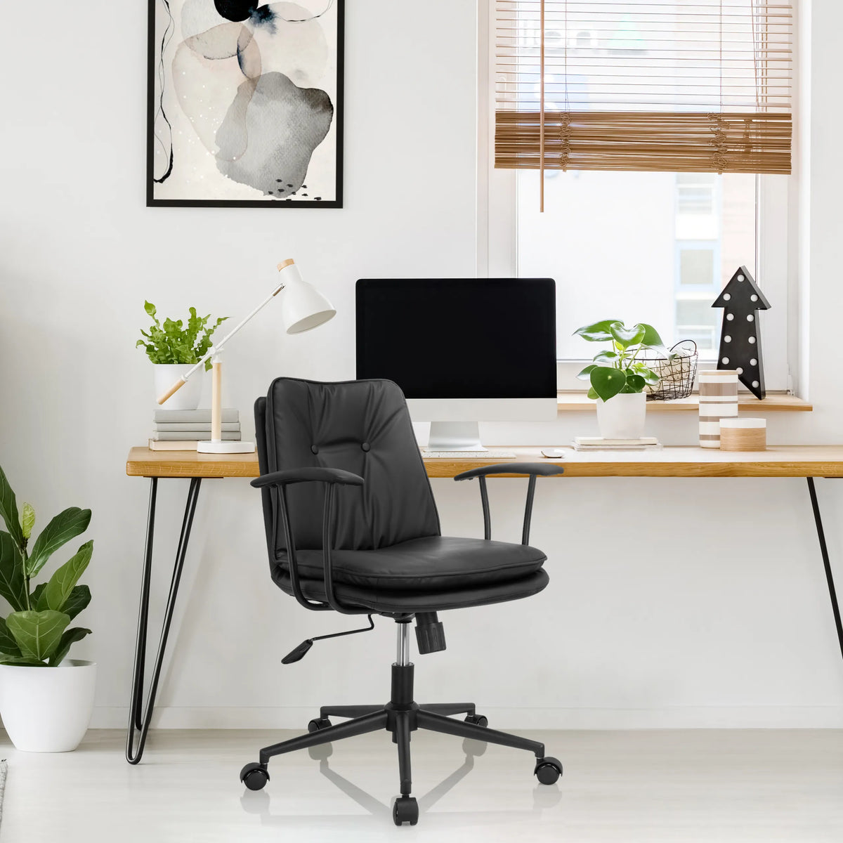 Sort Home Office kontorstol SMALLO med armlæn og hjul ved et skrivebord fra hjh OFFICE