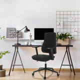 Sort Professionel kontorstol MATHES med armlæn og hjul ved et skrivebord fra hjh OFFICE