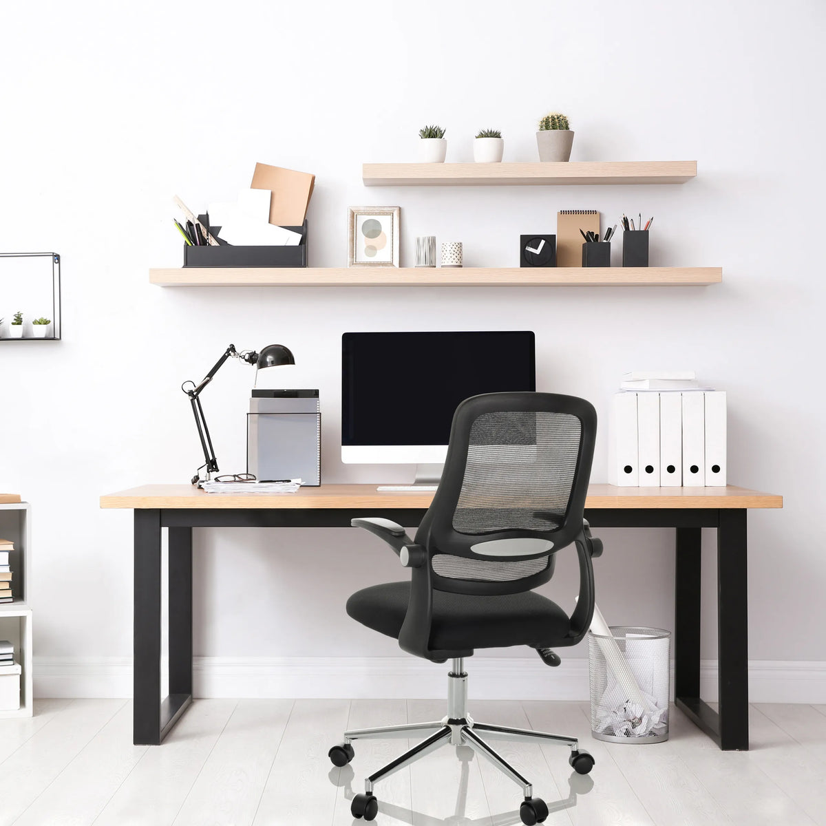 Sort Home Office kontorstol MIKO B ECO med netryglæn og armlæn fra hjh OFFICE