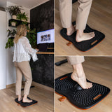 Sort ACTIV balancebræt med noprestruktur og orange kant i brug ved et hæve-sænke-bord fra hjh OFFICE