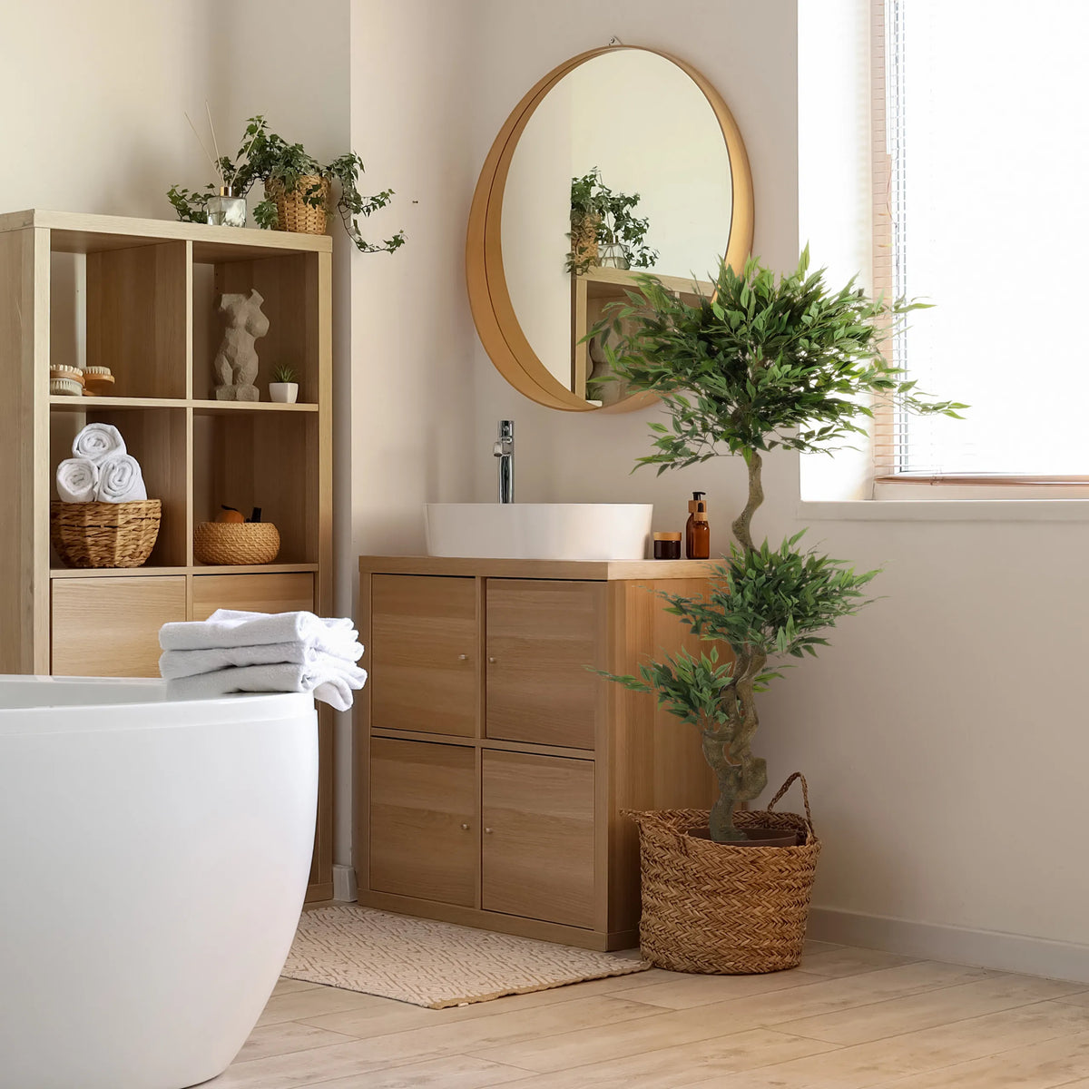 Grøn kunstig plante ACACIA i en flettet kurv på badeværelset fra hjh OFFICE