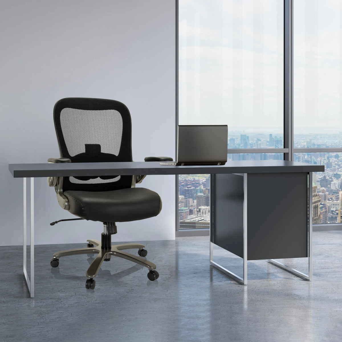 XXL drejestol INSTRUCTOR T I i sort læder og mesh ved et skrivebord fra hjh OFFICE