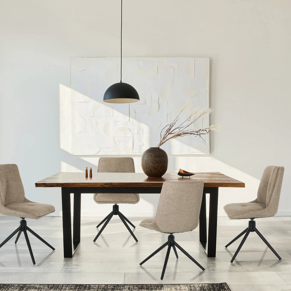 Vier beige Polsterstühle TARVISO I mit schwarzen Sternfüßen an einem Holztisch von hjh LIVING