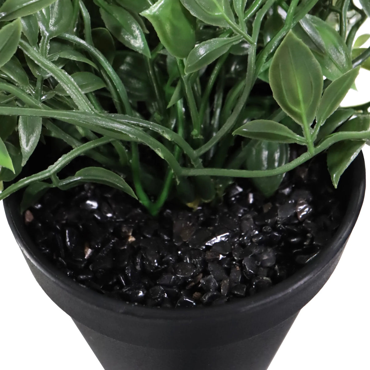 Grønne blade og sorte dekorationssten fra den kunstige plante Epipremnum Climb i en sort potte fra hjh OFFICE