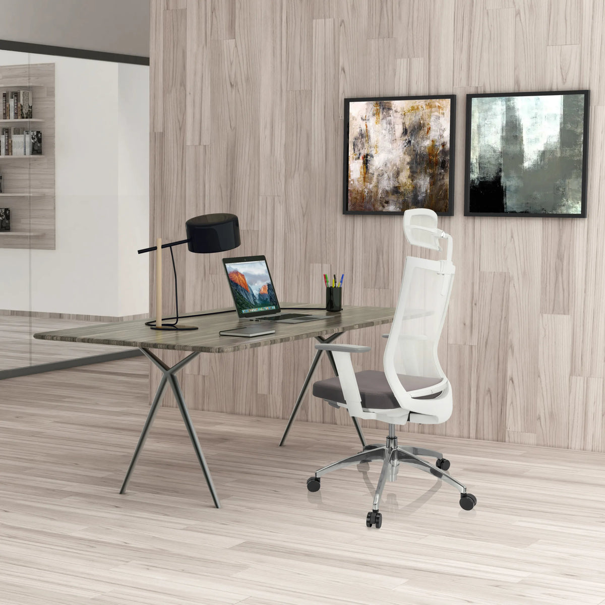 Professionel kontorstol ASPEN WHITE PRO i grå og hvid ved et skrivebord fra hjh OFFICE