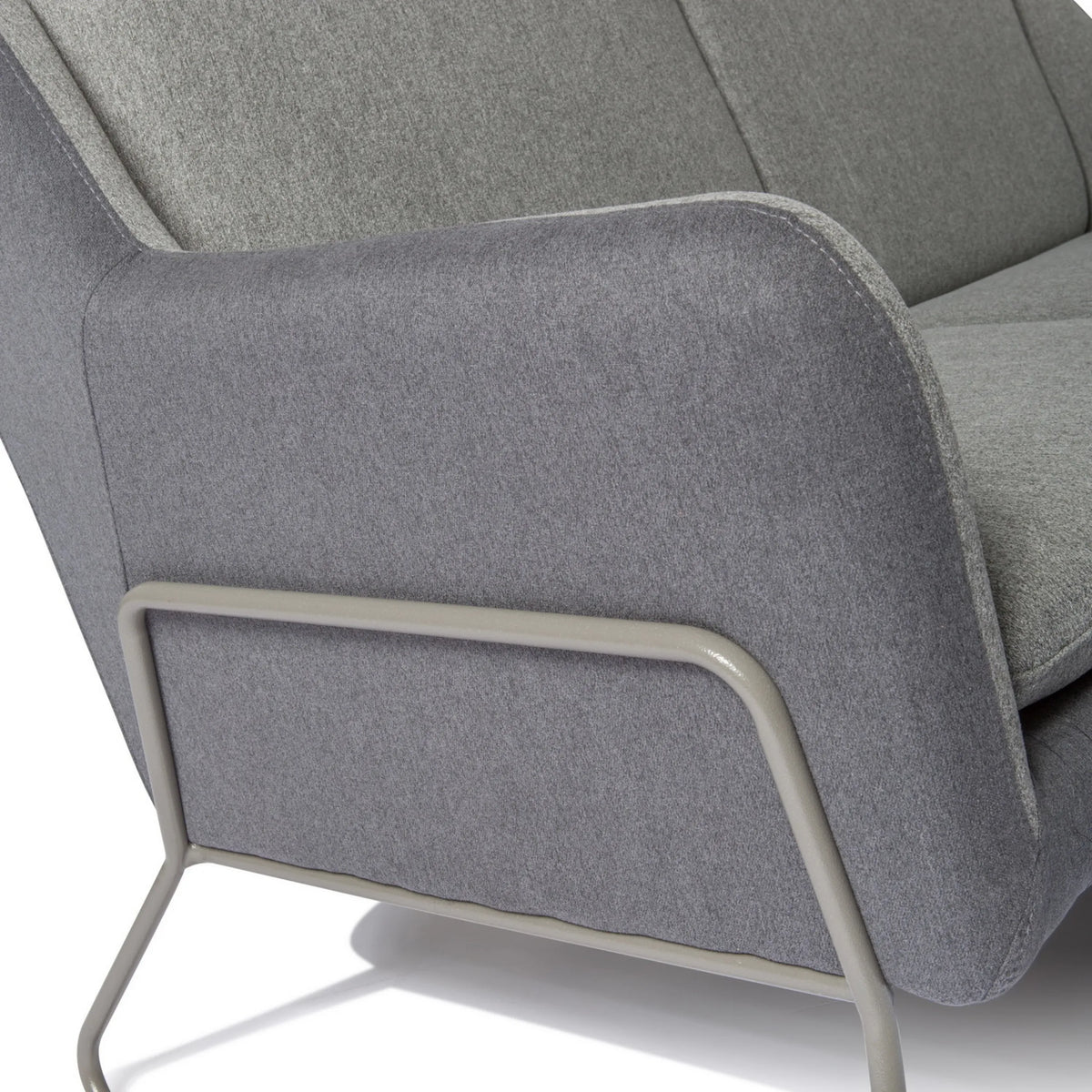 Armlehne und grauer Stoffbezug des Loungesofas LAGUN mit grauem Metallgestell von hjh OFFICE