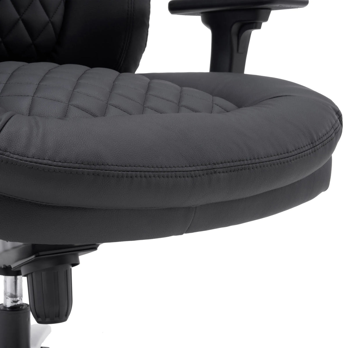 Quiltet sæde i sort kunstlæder fra drejestolen XXL Pullmann Gen2 fra hjh OFFICE
