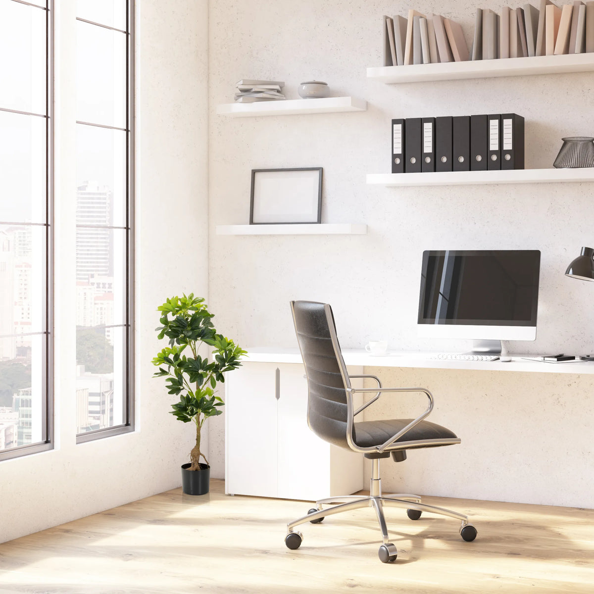 Kunstig plante SCHEFFLERA i grøn i en sort potte ved siden af et skrivebord fra hjh OFFICE