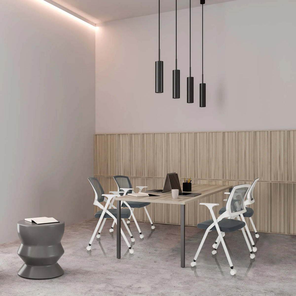 Grå PRIORITY II W klapstole med hvide stel ved et lyst mødebord fra hjh OFFICE