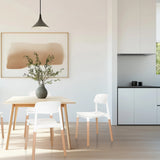 Stol med fire ben SCANDI E i hvid med lyse træben i et spiseområde fra hjh LIVING