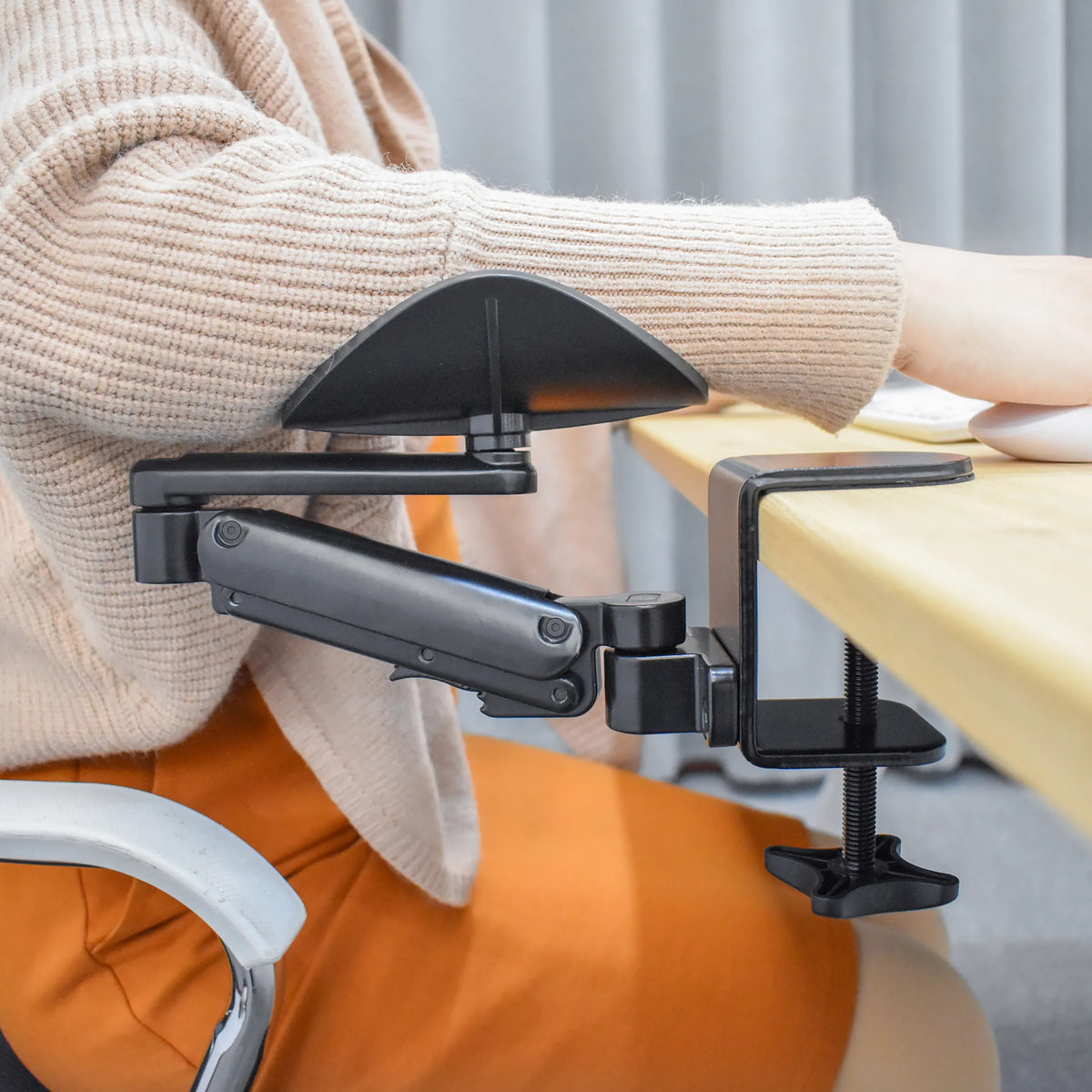 Sort, højdejusterbart Armlæn RELEX RT1 med bordklemme og ledbarm fra hjh OFFICE