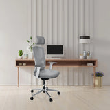 Grå professionel kontorstol BRETON PRO W med nakkestøtte og armlæn foran et minimalistisk skrivebord fra hjh OFFICE