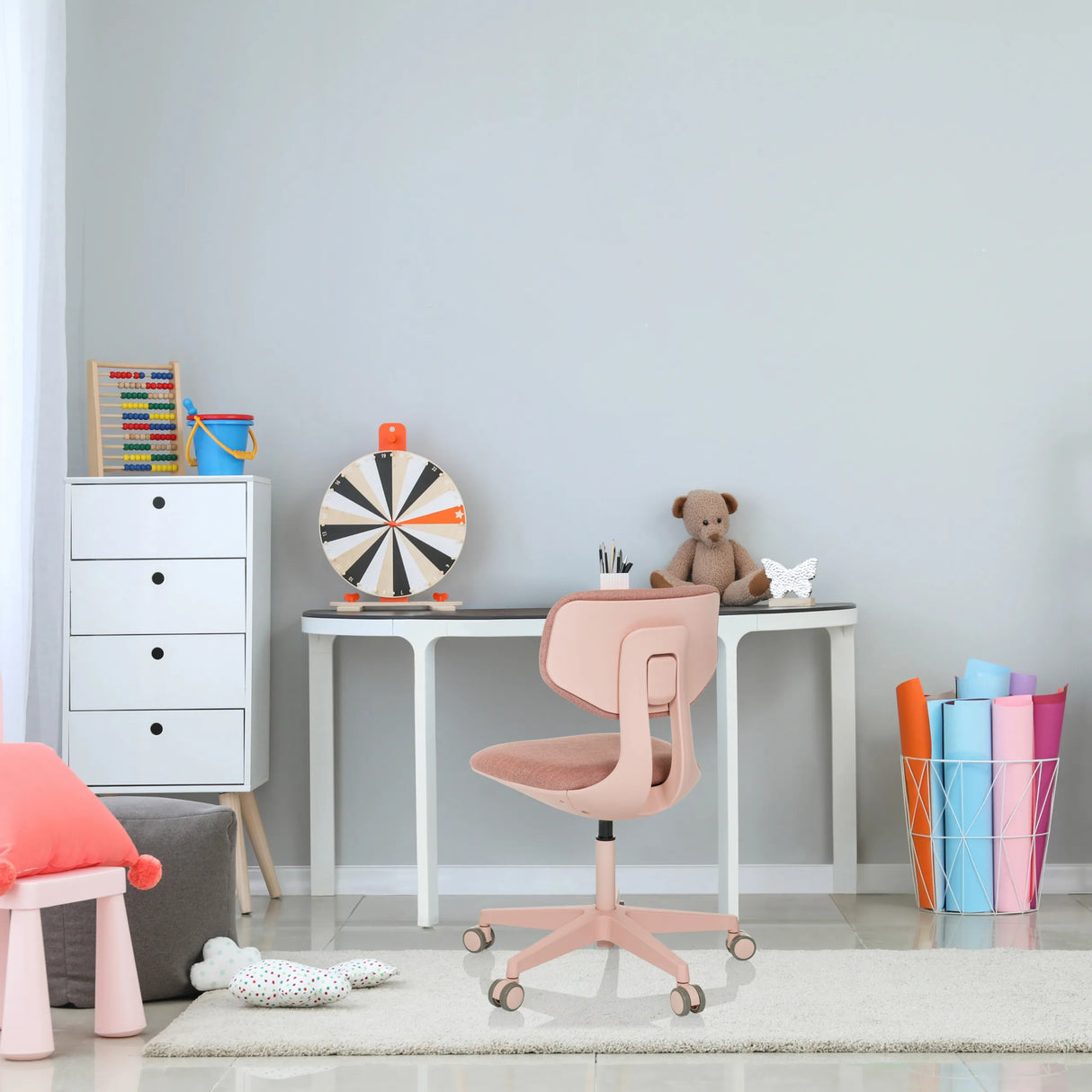 Lyserød Drejestol til børn KID COLORE med hjul ved et hvidt skrivebord fra hjh OFFICE