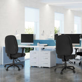 Zwei schwarze Profi-Bürostühle ZENIT XXL an weißen Schreibtischen in einem hellen Büro von hjh OFFICE
