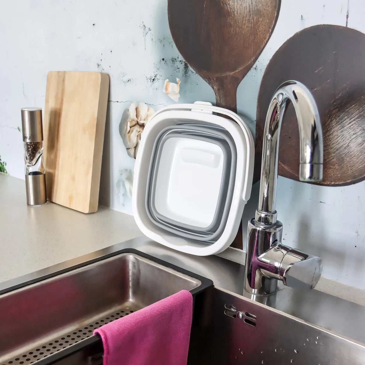 Gråhvid Foldbar beholder CLEAN SILE med en kapacitet på fem liter fra hjh OFFICE