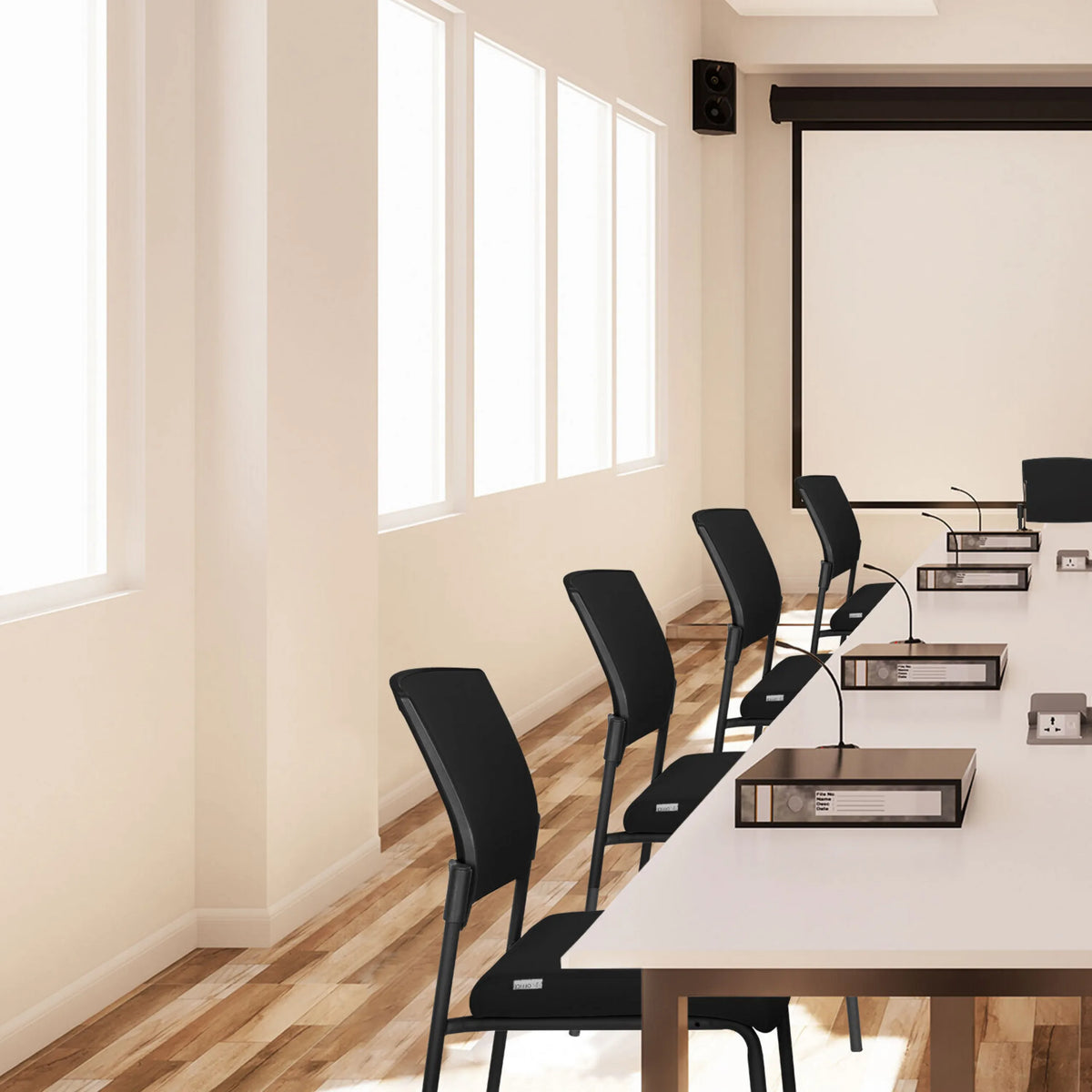 Schwarze Vierfußstühle K9 V PRO in einer Reihe an einem weißen Konferenztisch von hjh OFFICE