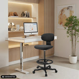 Sort WORK MF2 arbejdsstol med fodring og hjul foran et hvidt skrivebord fra hjh OFFICE (AI-genereret billede)
