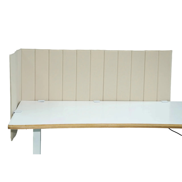 Beige bordopdeler FLEXMIUT ROLL med lodret quiltning på et hvidt skrivebord fra hjh OFFICE