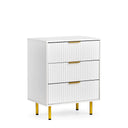 Hvid kommode Hjelle K med rillet frontdesign, tre guldfarvede greb og fire gyldne fødder fra hjh LIVING